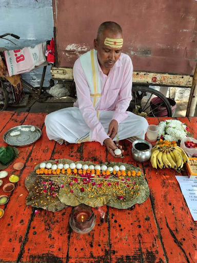 How is Pind Daan Performed in Kashi and What Rituals are Included?